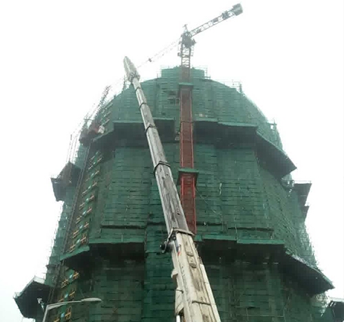 台江吊车在工地上作业